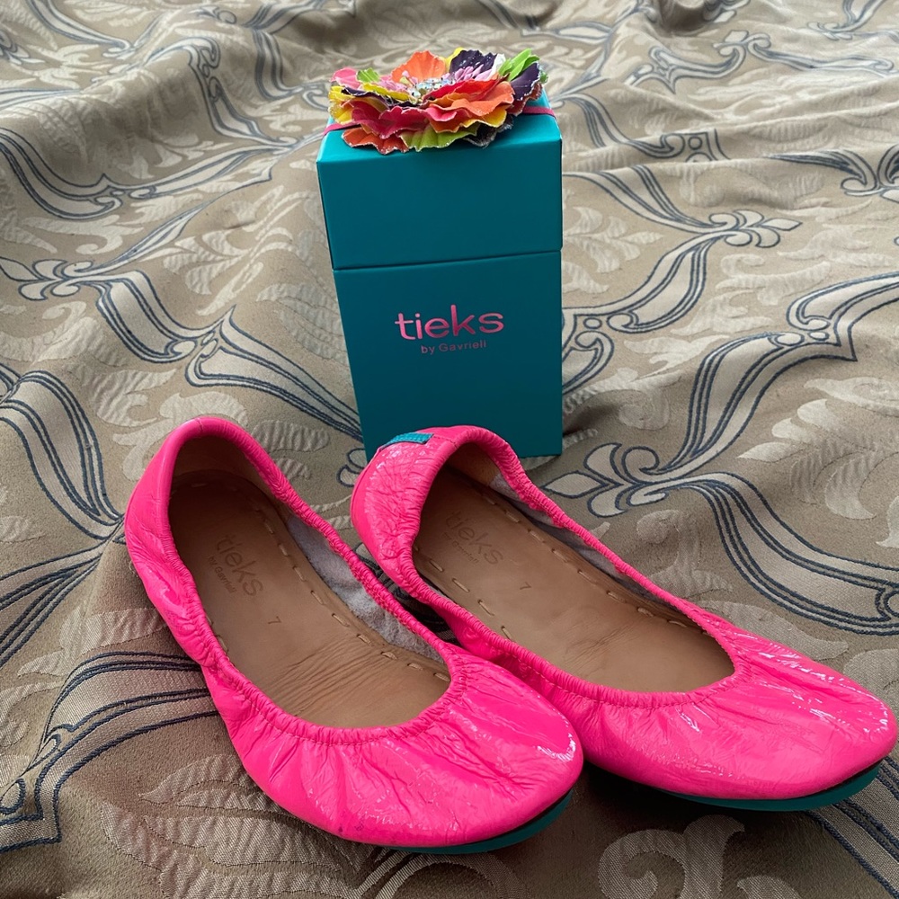 Neon pop pink Tieks
